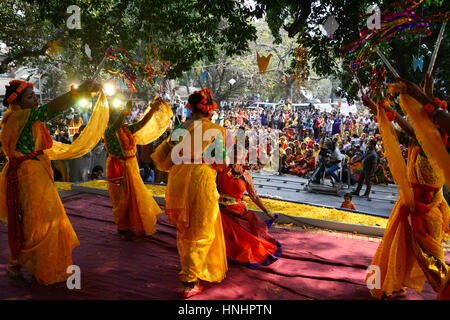 Dhaka, Bangladesh. Feb 13, 2017. Artistes jouent sur scène à l'occasion de 'Basanto Utsab' le premier jour du printemps à Dhaka University Fine Arts Institution. Basanto Utsava, qui signifie littéralement la "célébration du printemps", tombe le 1er février ou Phalgun 13 de la calendrier. Dhaka, 13 février, 2017. Basanto est peut-être, le plus intéressant de la saison, quand la nature porte un nouveau look avec des arbres feuilles vert frais germination après le départ d'hiver poussiéreux. Mamunur Rashid/crédit : Alamy Live News Banque D'Images