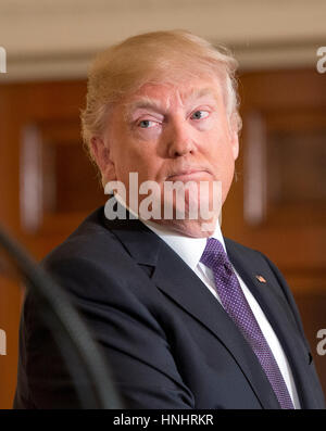 Washington, DC, USA. Feb 13, 2017. Le Président des Etats-Unis, Donald J. Trump rend les commentaires comme il et le premier ministre du Canada, Justin Trudeau procéder à une conférence de presse commune à la Maison Blanche à Washington, DC Le Lundi, Février 13, 2017. Credit : MediaPunch Inc/Alamy Live News Banque D'Images