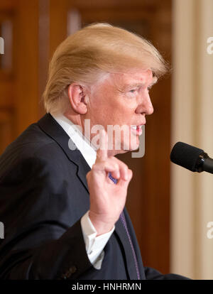 Washington, DC, USA. Feb 13, 2017. Le Président des Etats-Unis, Donald J. Trump rend les commentaires comme il et le premier ministre du Canada, Justin Trudeau procéder à une conférence de presse commune à la Maison Blanche à Washington, DC Le Lundi, Février 13, 2017. Credit : MediaPunch Inc/Alamy Live News Banque D'Images