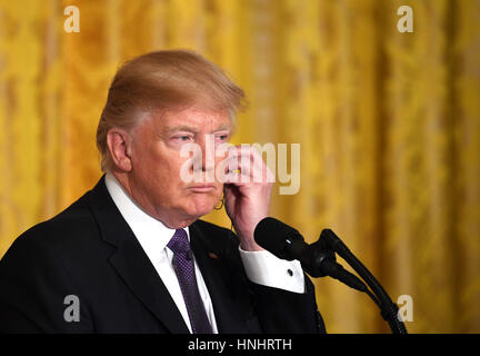 Washington, USA. Feb 13, 2017. Le Président américain Donald Trump écoute une question lors d'une conférence de presse conjointe avec les visites du premier ministre du Canada, Justin Trudeau (pas dans la photo) à la Maison Blanche à Washington, DC, États-Unis, le 13 février 2017. Le Président américain Donald Trump le lundi s'est engagé à traiter de République populaire démocratique de Corée (RPDC) "très fortement", appelant les pays asiatiques un "gros, gros problème.' Credit : Yin Bogu/Xinhua/Alamy Live News Banque D'Images