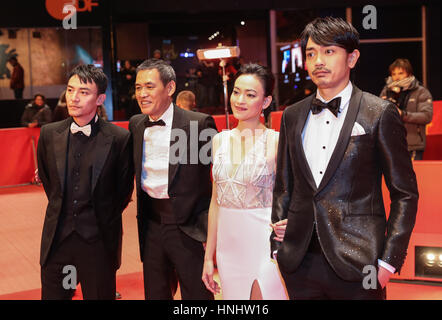 Berlin, Allemagne. Feb 13, 2017. Sabu Directeur (2L), l'acteur Chang Chen (1re L), l'actrice Yao Yiti (2e R) et l'acteur Sho Aoyagi poser pour des photos sur le tapis rouge pour la première du film 'Mr. Long' au cours de la 67e édition du Festival International du Film de Berlin à Berlin, capitale de l'Allemagne, le 13 février 2017. Credit : Shan Yuqi/Xinhua/Alamy Live News Banque D'Images