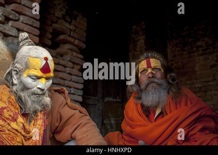 Katmandou, Népal. 14Th Feb 2017. Sadhus s'asseoir au temple de Pashupatinath à Katmandou, Népal, 14 février 2017. Sadhus sont connus sous le nom de Baba, Sannyasi (renunciant) qui ont laissé derrière eux tous leurs biens et vivre dans les temples, les forêts ou les grottes. Credit : Pratap Thapa/Xinhua/Alamy Live News Banque D'Images