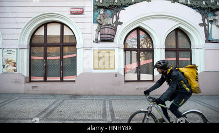 Prague, République tchèque. Feb 13, 2017. La plaque commémorative de l'évêque croate Josip Juraj Strossmayer et bienfaiteur sera dévoilé au quartier de Prague 7, République tchèque, aujourd'hui, le mardi 14 février, 2017. Credit : Michal Kamaryt/CTK Photo/Alamy Live News Banque D'Images