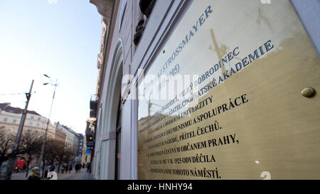 Prague, République tchèque. Feb 13, 2017. La plaque commémorative de l'évêque croate Josip Juraj Strossmayer et bienfaiteur sera dévoilé au quartier de Prague 7, République tchèque, aujourd'hui, le mardi 14 février, 2017. Credit : Michal Kamaryt/CTK Photo/Alamy Live News Banque D'Images