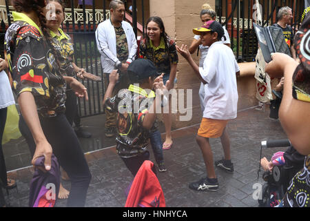 Sydney, Australie. 14 février 2017. Partisans réunis à Redfern/Waterloo au 13e anniversaire de la mort de Thomas' 'TJ Hickey. La mort de la 17-year-old boy autochtones a suscité la Redfern des émeutes. Blâmer les manifestants la police pour sa mort. Ils ont marché de Waterloo Station à Redfern. À partir de là (probablement à cause de la pluie) ils ont obtenu sur le train à Martin Place de la gare à poursuivre la protestation devant le Parlement EN IN. Sur la photo : Les enfants font de la danse après la manifestation. Crédit : Richard Milnes/Alamy Live News Banque D'Images