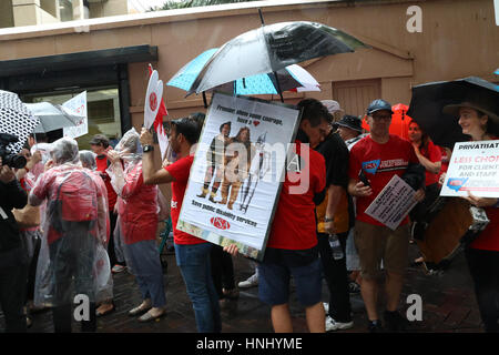 Sydney, Australie. 14 février 2017. L'Association des services publics de NSW (PSA) a tenu un rassemblement à Martin Place avant de marcher jusqu'à l'édifice du Parlement NSW juste autour du coin. Le PSA a réalisé ses membres dans l'ensemble des services aux personnes handicapées EN IN de grève pour 24 heures pour protester contre la privatisation de tous les services aux personnes handicapées. Le gouvernement de la Nouvelle-Galles du Sud prévoit de transférer tous les services d'ici le 30 juin 2018. Crédit : Richard Milnes/Alamy Live News Banque D'Images