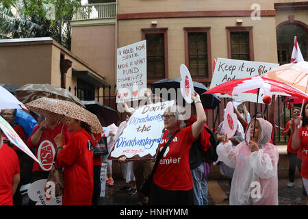 Sydney, Australie. 14 février 2017. L'Association des services publics de NSW (PSA) a tenu un rassemblement à Martin Place avant de marcher jusqu'à l'édifice du Parlement NSW juste autour du coin. Le PSA a réalisé ses membres dans l'ensemble des services aux personnes handicapées EN IN de grève pour 24 heures pour protester contre la privatisation de tous les services aux personnes handicapées. Le gouvernement de la Nouvelle-Galles du Sud prévoit de transférer tous les services d'ici le 30 juin 2018. Crédit : Richard Milnes/Alamy Live News Banque D'Images