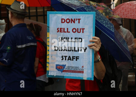 Sydney, Australie. 14 février 2017. L'Association des services publics de NSW (PSA) a tenu un rassemblement à Martin Place avant de marcher jusqu'à l'édifice du Parlement NSW juste autour du coin. Le PSA a réalisé ses membres dans l'ensemble des services aux personnes handicapées EN IN de grève pour 24 heures pour protester contre la privatisation de tous les services aux personnes handicapées. Le gouvernement de la Nouvelle-Galles du Sud prévoit de transférer tous les services d'ici le 30 juin 2018. Crédit : Richard Milnes/Alamy Live News Banque D'Images