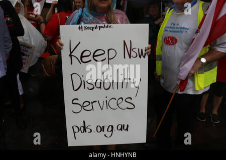 Sydney, Australie. 14 février 2017. L'Association des services publics de NSW (PSA) a tenu un rassemblement à Martin Place avant de marcher jusqu'à l'édifice du Parlement NSW juste autour du coin. Le PSA a réalisé ses membres dans l'ensemble des services aux personnes handicapées EN IN de grève pour 24 heures pour protester contre la privatisation de tous les services aux personnes handicapées. Le gouvernement de la Nouvelle-Galles du Sud prévoit de transférer tous les services d'ici le 30 juin 2018. Crédit : Richard Milnes/Alamy Live News Banque D'Images