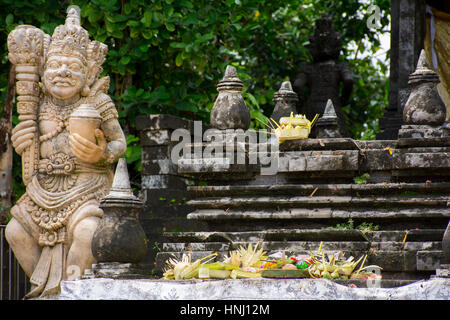 Offres hindou à Temple d'Uluwatu, Bali Banque D'Images