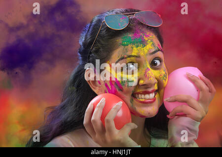 Heureux d'une Jeune Fille indienne Holi Holi festival de ballons à Banque D'Images