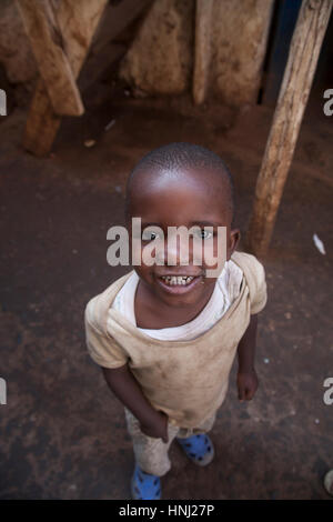 Portrait d'un enfant dans un orphelinat, les bidonvilles de Kibera, à Nairobi, l'Afrique de l'Est Banque D'Images