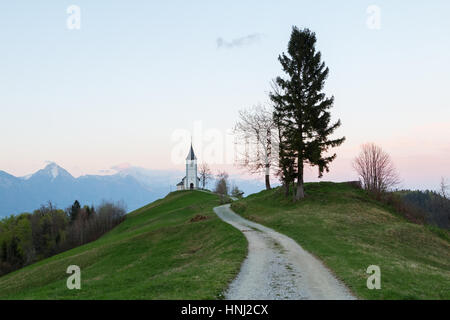 Jamnik église sur une colline au coucher du soleil en Slovénie, Europe Banque D'Images