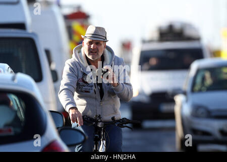 Les services d'urgence et de sauvetage à Jaywick, Essex les préparatifs et l'évacuation de personnes pour la marée haute. Sur la photo, les propriétaires de bateaux locaux Sarah & Tony qui restent avec leur bateau comme l'ancre a été volé et ne voulez pas le voile lavé dehors à la mer. Également sur la photo est la forte présence des médias y compris un hélicoptère de la télévision. Comprend : voir, l'atmosphère où : Jaywick, Royaume-Uni Quand : 13 Jan 2017 Credit : WENN.com Banque D'Images