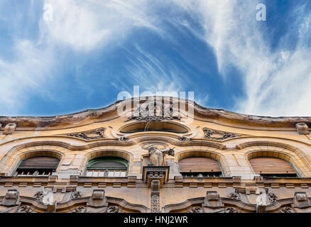 Immeuble ancien avec blue cloudy sky Banque D'Images