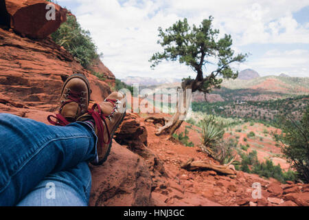 La section basse de l'homme assis sur la falaise à grand canyon Banque D'Images