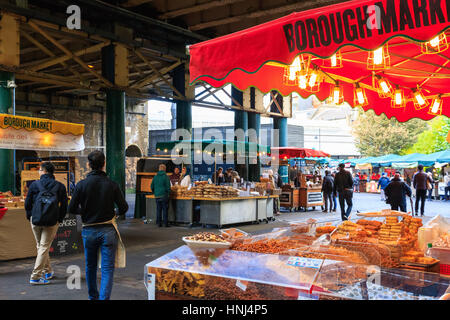 Londres, UK - 7 novembre 2016 - Les touristes et les stands de nourriture à Borough Market Banque D'Images
