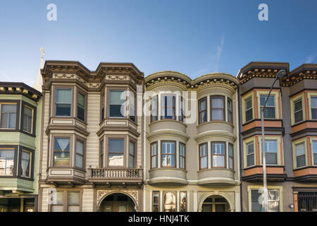 Dans une rangée de maisons victoriennes à San Francisco Banque D'Images