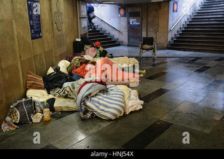 Les sans-abri dormant dans métro, Budapest, Hongrie, en février 2017 Banque D'Images