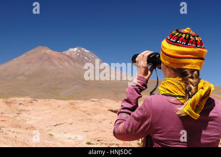 Bolivie - les plus belles Andes de l'Amérique du Sud. Le paysage est presque surréaliste, sans arbres, ponctué par de douces collines et volcans chiliens près de Banque D'Images