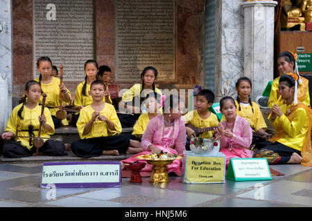 Groupe d'enfants thaïlandais musiciens qui jouent la musique traditionnelle de groupe pour recueillir des fonds pour l'éducation, Chiang Mai, Thaïlande, Asie du Sud-Est Banque D'Images