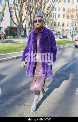 MILAN - le 14 janvier : Esther Quek avant d'Emporio Armani fashion show, Milan Fashion Week street style le 14 janvier 2017 à Milan. Banque D'Images