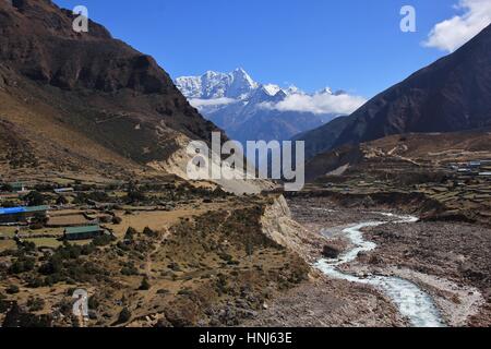 Bhote Kosi, une rivière dans la vallée de Thame, Parc National de l'Everest, au Népal. Banque D'Images