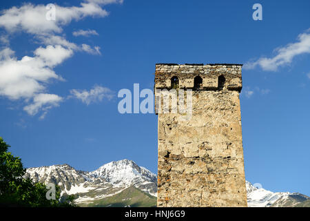 Tours de guet dans les villages en cours en Géorgie dans la région de Svaneti dans les montagnes du Caucase, UNESCO World Heritage Sites. Banque D'Images