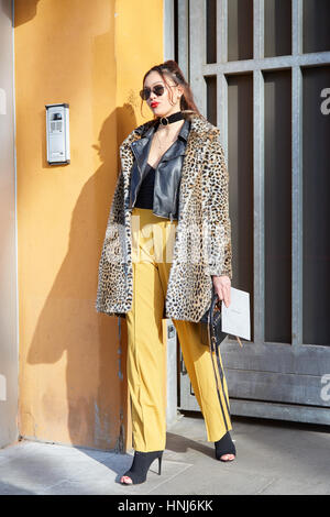 Femme avec un pantalon jaune leopard manteau de fourrure avant de Giorgio Armani fashion show, Milan Fashion Week street style le 17 janvier 2017 Banque D'Images