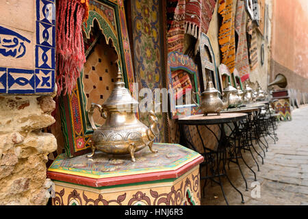 Les éléments de décoration sur le souk (marché) dans la vieille ville, Medina au Maroc. Verseuse pour préparer le thé. Banque D'Images