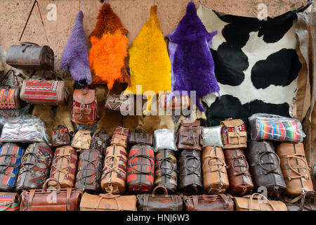Sur le cuir ware souk (marché) dans la vieille ville, Medina au Maroc Banque D'Images