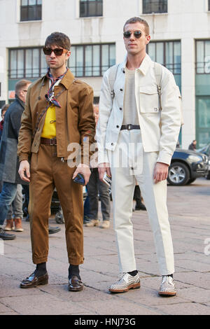 Deux hommes élégant avant de Salvatore Ferragamo fashion show, Milan Fashion Week street style le 15 janvier 2017 à Milan. Banque D'Images