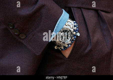 L'homme avec de l'acier Rolex Submariner watch et blue bracelets avant de Salvatore Ferragamo fashion show, Milan Fashion Week street style. Banque D'Images