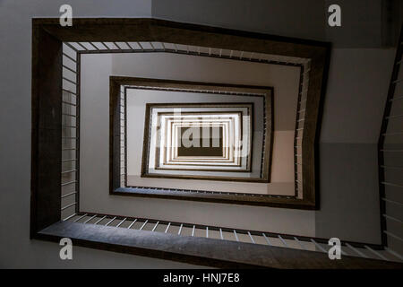 Escalier dans l'Aéroport de Tempelhof, Berlin, Allemagne. Banque D'Images