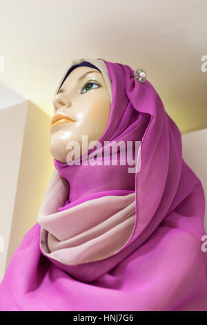 Mannequin d'une jeune femme portant le hijab traditionnel arabe Banque D'Images