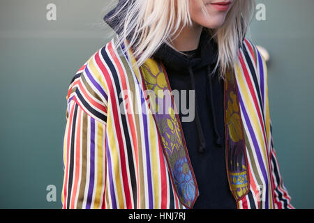 Femme avec veste à rayures colorées avant fashion show, Etro Milan Fashion Week street style le 16 janvier 2017 à Milan. Banque D'Images