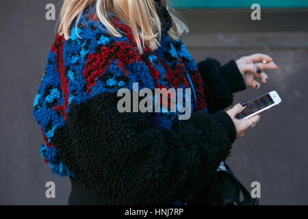 Femme avec noir, rouge et bleu Etro manteau de fourrure avant de fashion show, Milan Fashion Week street style le 16 janvier 2017 à Milan. Banque D'Images