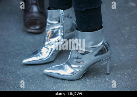 Femme avec low high heel boots avant MSGM fashion show, Milan Fashion Week street style le 16 janvier 2017 à Milan. Banque D'Images