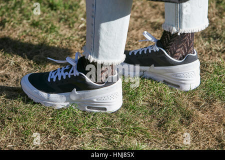 Femme avec des chaussures Nike noir et blanc avant de Giorgio Armani fashion show, Milan Fashion Week street style le 17 janvier 2017 à Milan Banque D'Images