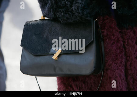 Femme avec fourrure et cuir noir sac avant Giorgio Armani fashion show, Milan Fashion Week street style le 17 janvier 2017 à Milan Banque D'Images