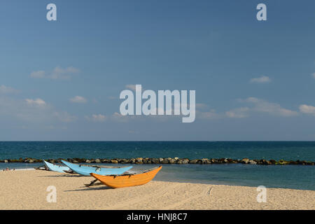 Le sable blanc et les bateaux de pêche sur la plage de tangalle sur sri lances Banque D'Images