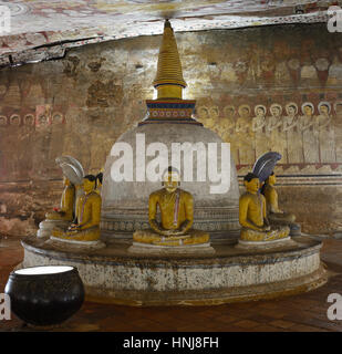 Intérieur des grottes de complexes bouddhistes antiques à dambulla cave temple. Sri lanka. Banque D'Images