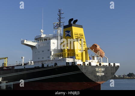 Lorient, France - 16 décembre 2016 : Les détails de la partie arrière du transporteur de produits "Ray" à la borne d'huile de Lorient, France. Banque D'Images