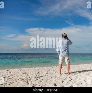 Vacances à la plage. L'homme et plage tropicale dans les Maldives. Banque D'Images