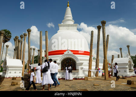 ANURADHAPURA, SRI LANKA - février 07:pèlerins bouddhistes prier sur le Thuparamaya dagoba (stupa). Anuradhapura sur février 07, 2015 Banque D'Images