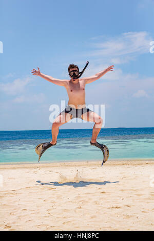 Funny man en palmes et masque. Maison de vacances sur une plage tropicale à Îles Maldives. Banque D'Images