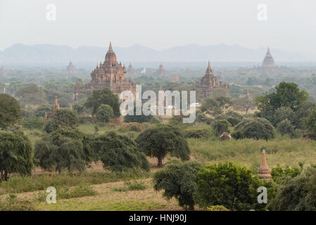 Bagan au coucher du soleil avec vue de Temple Shwesandaw, Bagan Banque D'Images