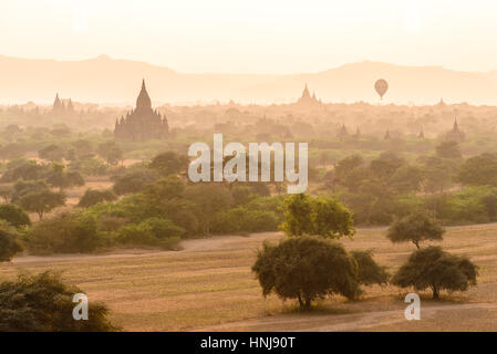 Templefield antique de Bagan au coucher du soleil, vue de Phythada Temple, Myanmar Banque D'Images