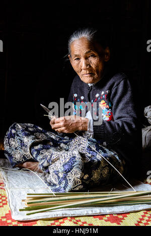 Lac Inle, MYANMAR - février 18, 2014 : personnes âgées femme birmane dans un village de montagne autour du lac Inle Banque D'Images