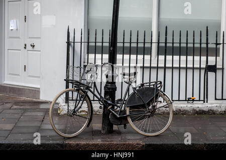 Une ancienne moto garée sur le trottoir dans le quartier londonien de Fitzrovia Banque D'Images